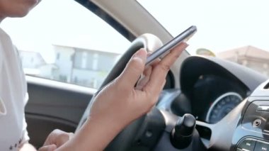 Smartphone bir arabaya taşıma uygulama fütüristik ve teknoloji concep için kullanan kadın elinde