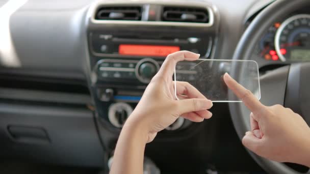 妇女的手用明确的片剂在汽车运输未来主义和技术概念 — 图库视频影像