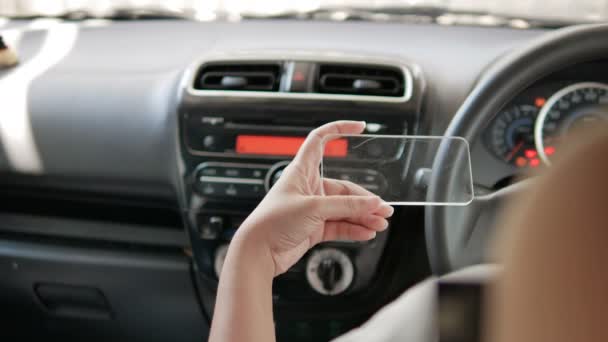 Hände Der Frau Mit Klaren Tablet Einem Auto Für Den — Stockvideo