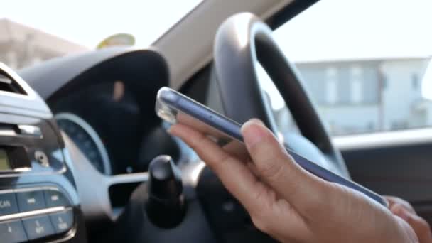 トランスポート アプリケーションの未来と技術のコンセプト車のスマート フォンを使用して女性の手 — ストック動画