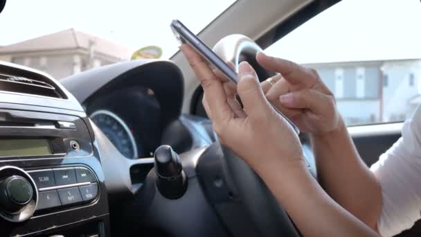 Hände Der Frau Mit Smartphone Einem Auto Für Transport Anwendung — Stockvideo