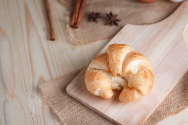 Kruvasan tablo ahşap ve kumaş ahşap kesme tahtası üzerinde seçin fo