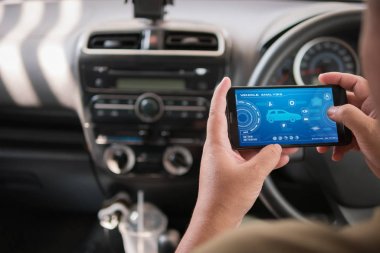 Mobil akıllı telefon araç analiz appiicati kullanan adam elinde