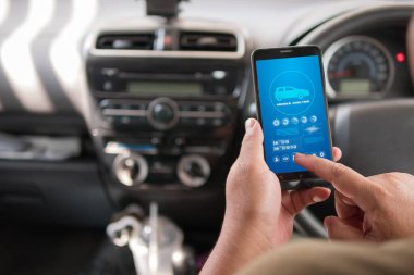 Mobil akıllı telefon araç analiz appiicati kullanan adam elinde