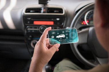 Mobil akıllı telefon araç analiz appiicati kullanan adam elinde
