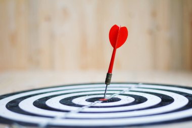 Kırmızı ok ok dart tahtası metafor marke Merkezi hedefi vurmak