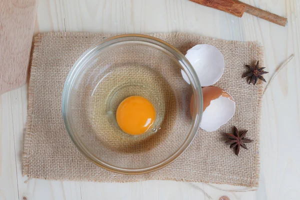 베이커리 ingred 나무 절단된 보드에 투명 유리 그릇에 달걀 — 스톡 사진
