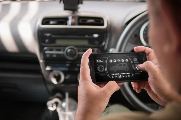 Manos del hombre usando el análisis de vehículos de teléfonos inteligentes móviles appiicati — Foto de Stock