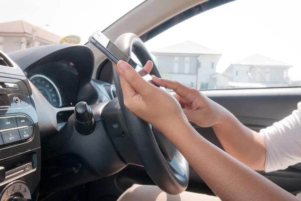 Mãos de mulher usando telefone inteligente móvel no carro — Fotografia de Stock