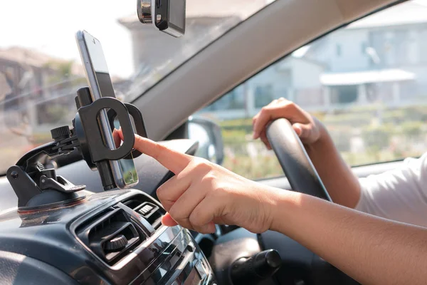 Handen van vrouw met behulp van mobiele slimme telefoon in de auto voor mobiele te — Stockfoto