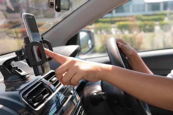 Mãos de mulher usando telefone inteligente móvel no carro para celular te — Fotografia de Stock