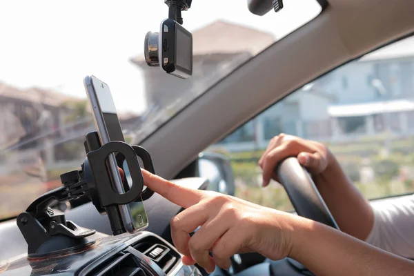 Mãos de mulher usando telefone inteligente móvel no carro para celular te — Fotografia de Stock