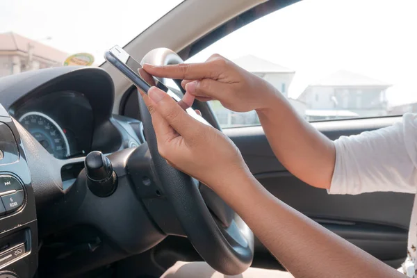 Hands of woman using mobile smart phone in the car for mobile te — Stock Photo, Image