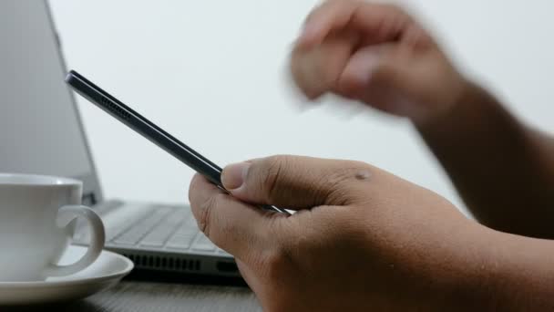Mão Tiro Perto Homem Usando Tablet Para Aplicação Conceito Rede — Vídeo de Stock