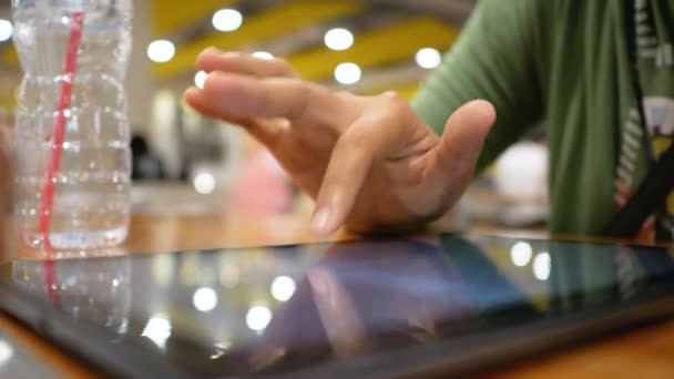 Mão Mulher Usando Tablet Com Para Aplicação Conceito Dispositivo Tecnologia — Vídeo de Stock