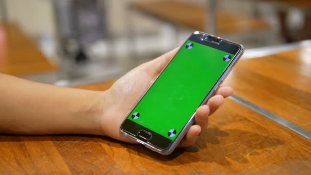 Mano Della Donna Utilizzando Smartphone Mobile Con Monitor Schermo Verde — Video Stock