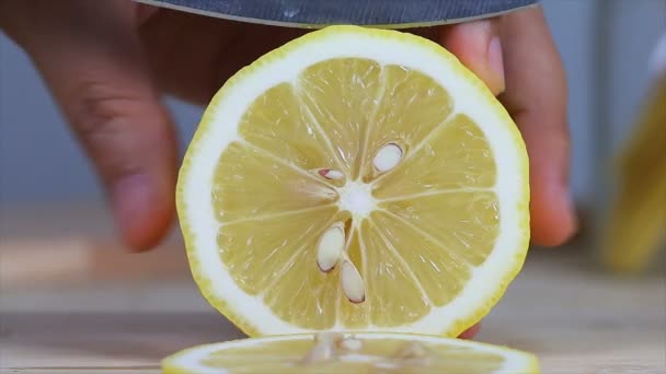 Kadının Mutfak Bıçak Dilim Kesip Taze Limon Ahşap Kesme Tahtası — Stok video