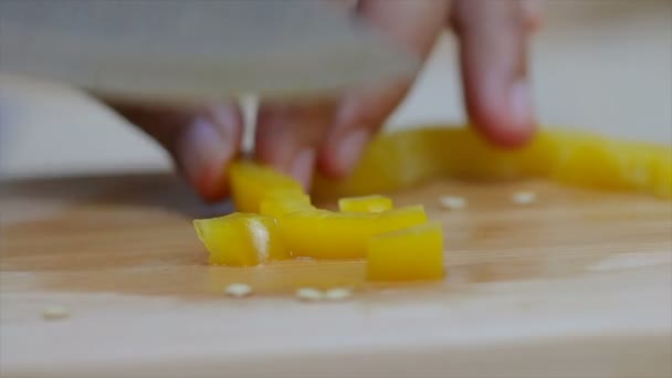 Primer Plano Tiro Las Manos Mujer Con Cuchillo Cocina Rebanada — Vídeos de Stock