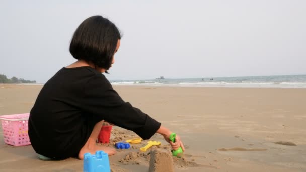 Asiática Niña Jugando Mar Arena Playa Con Antes Noche Atmósfera — Vídeo de stock