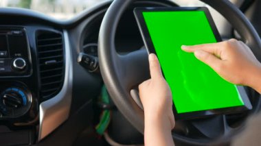 Uygulama ve kablosuz aygıt kavram odak alan sığ derinliği seçin için tablet kullanan kadın eli