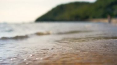 Deniz dalgalı kumsal, yaz atmosferli sığ alan derinliğini seç.