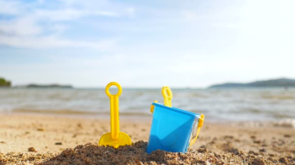 Leksaker Sandstranden Med Sea Wave Välj Fokus Kort Skärpedjup Med — Stockvideo