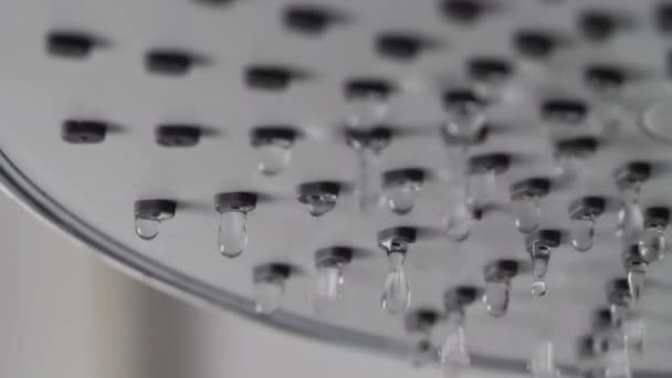 Pérdida Agua Tiro Cerca Ducha Lluvia Con Grano Oscuro Procesado — Vídeo de stock