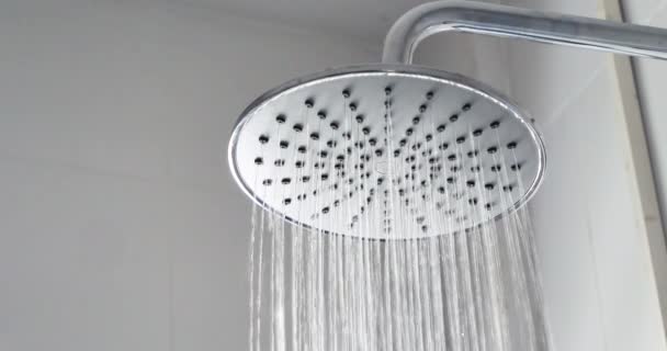 经过处理的深色颗粒雨水淋浴器中的特写镜头水滴 — 图库视频影像