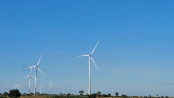 Paisaje Escénico Turbina Eólica Para Energía Eléctrica Frente Naturaleza Granja — Vídeo de stock