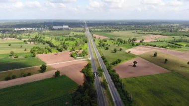 Yol üzerinde bir araba ve kamyonla kırsal otoyol trafiğinin hava manzaralı manzarası.