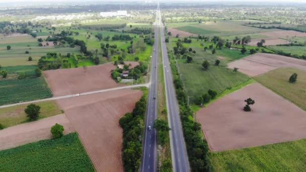 Vista Aérea Paisagem Panorâmica Tráfego Rodoviário Rural Com Carro Caminhão — Vídeo de Stock