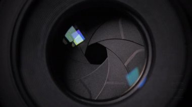 Sabit lenslerin diyafram perdeleri açılıp kapanıyor. Bir fotoğraf makinesinin yakın çekim ayarları.