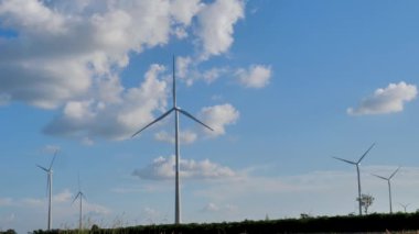 Elektrik enerjisi için rüzgar türbininin manzarası rüzgar enerjisinden yenilenebilir temiz enerji elde etmek için doğa tarımına karşı. 