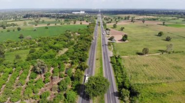Yol üzerinde bir araba ve kamyonla kırsal otoyol trafiğinin hava manzaralı manzarası.