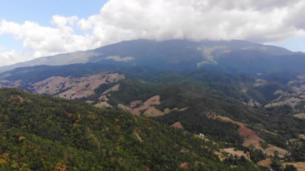 空中景观无人驾驶飞机将风景秀丽的热带雨林与高山相映成趣 — 图库视频影像
