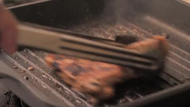 프라이팬에서 돼지고기 스테이크를 클로즈업 필드의 — 비디오