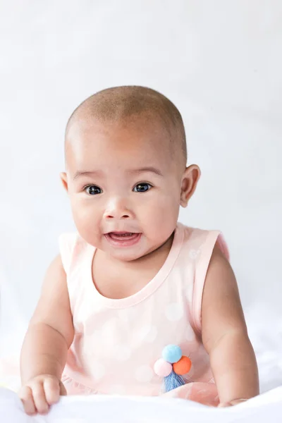 Bonito pouco ásia bebê sentado e jogar com felicidade selecionar fo — Fotografia de Stock