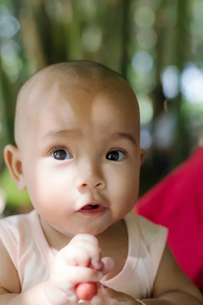 Bonito pouco ásia bebê sorriso com felicidade selecionar foco raso — Fotografia de Stock
