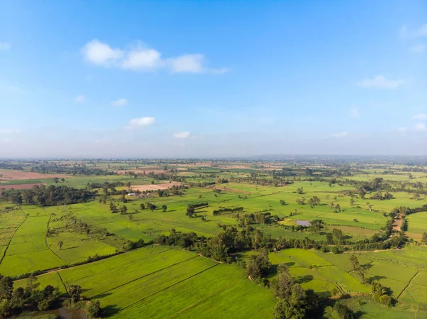 Drone strzał z powietrza góry widok malowniczy krajobraz gospodarstwa rolnego — Zdjęcie stockowe