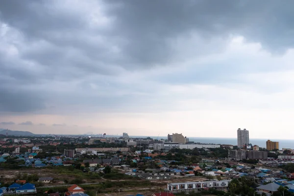 Vista aérea paisaje escénico de la ciudad con lluvia de nubes de tormenta w —  Fotos de Stock