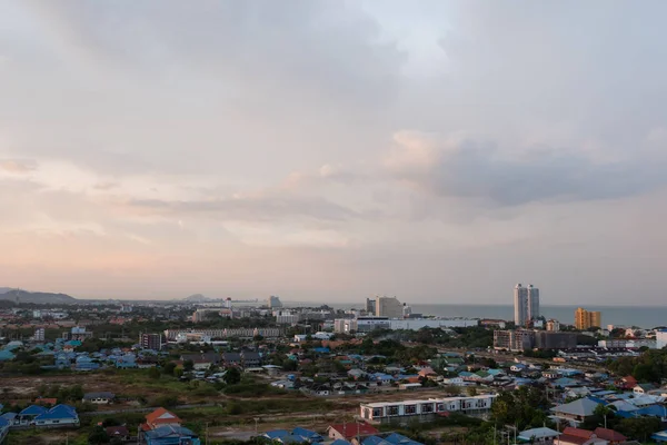Letecký pohled na malebnou krajinu města s dešťové mraky déšť w — Stock fotografie