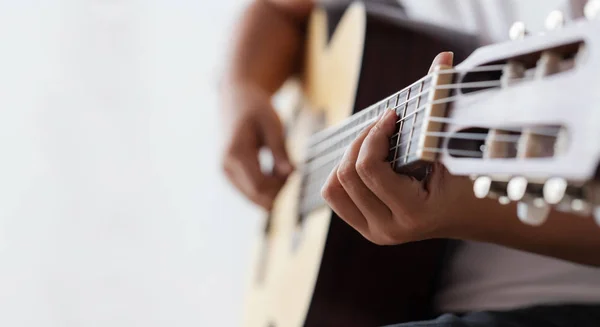 Les mains de femme jouant de la guitare acoustique classique le musicien de jazz — Photo