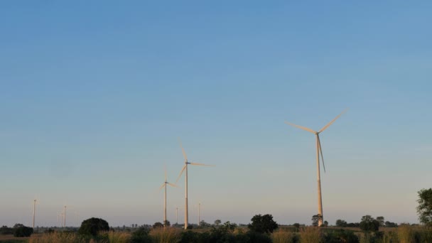 風力発電用風力タービンの景観は 風力発電からの再生可能なクリーン電力のための自然農業農場に対してなります — ストック動画