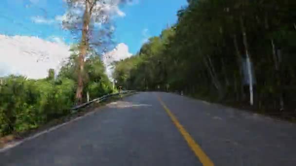 田舎道のタイムラプスの旅木材や森林と田舎の場所で高速移動速度 — ストック動画