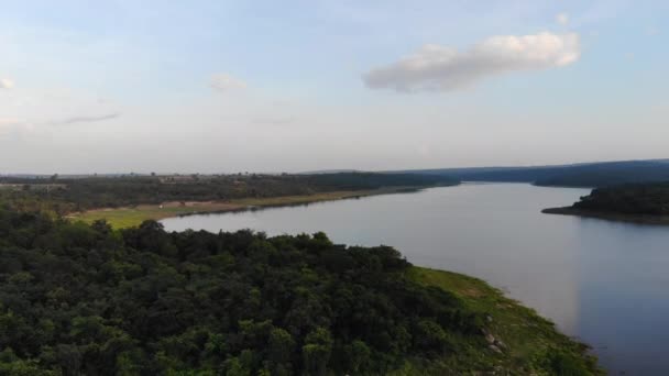 Vue aérienne photo de drone paysage pittoresque nature tropicale forêt arborée face à une montagne et à une grande rivière
