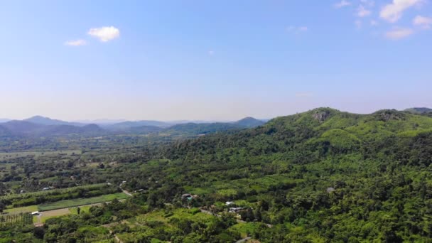 空中景观无人驾驶飞机将风景秀丽的热带雨林与高山相映成趣 — 图库视频影像