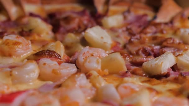 Close Shot Roteren Pizza Schijf Italiaans Voedsel Selecteren Focus Ondiepe — Stockvideo