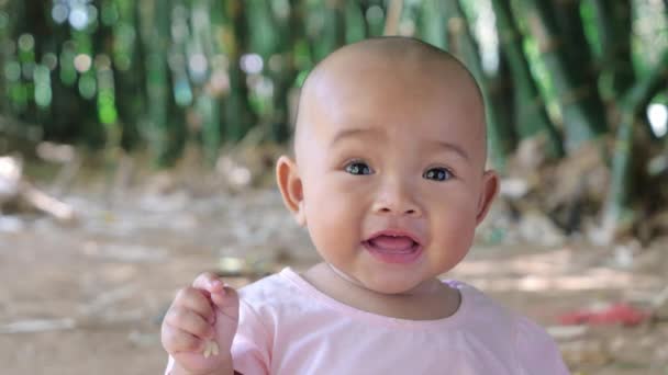 Schattig Klein Aziatisch Baby Zitten Spelen Met Geluk — Stockvideo