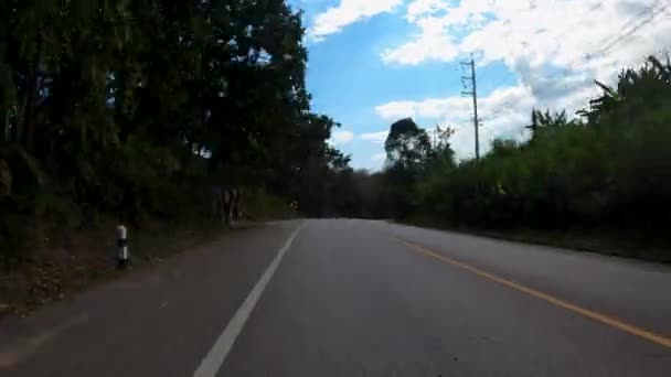 田舎道のタイムラプスの旅運動ぼかし効果を持つ木材や森林と農村部の場所で高速移動速度 — ストック動画