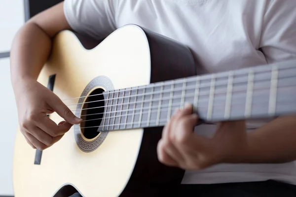 Mujer manos tocando la guitarra clásica acústica el músico de jazz — Foto de Stock